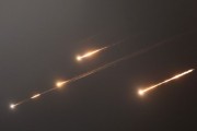 六爻灵卦伊朗以导弹齐射回应以色列的大规模袭击