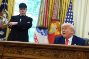 六爻灵卦马斯克：我进退两难